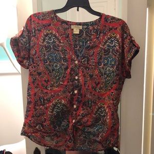 Tied bottom patterned t-shirt